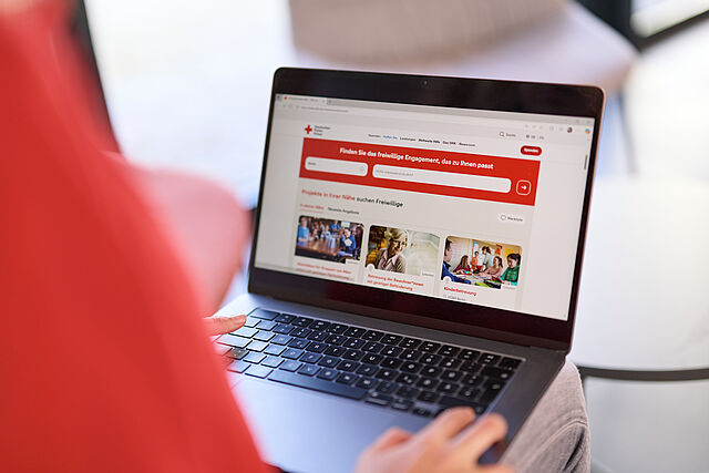 Symbolbild Digitale Innovationen und Digitalisierung beim DRK. Bildschirm eines Laptop mit einer DRK Website für freiwilliges Engagement